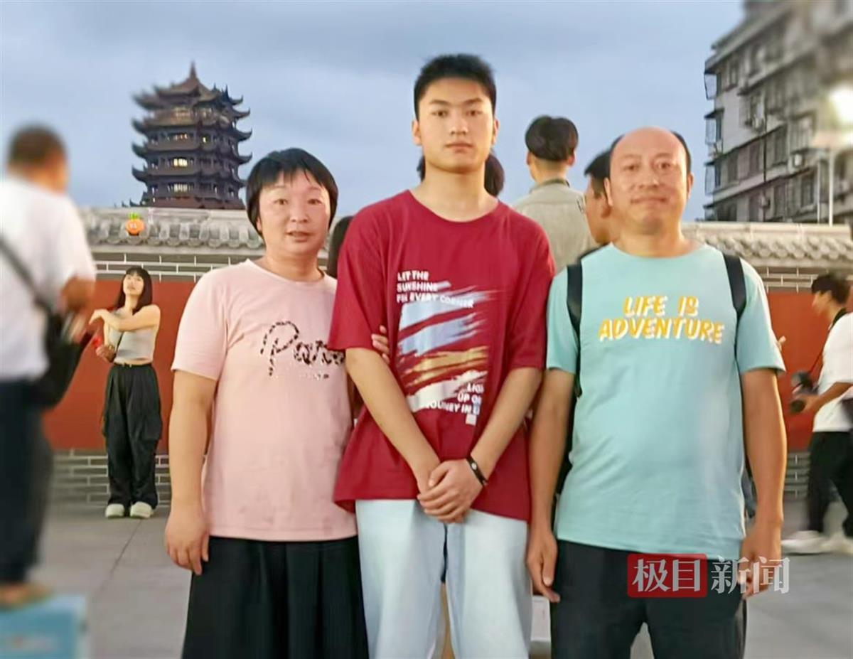 一家人打卡黄鹤楼。本人供图.jpg