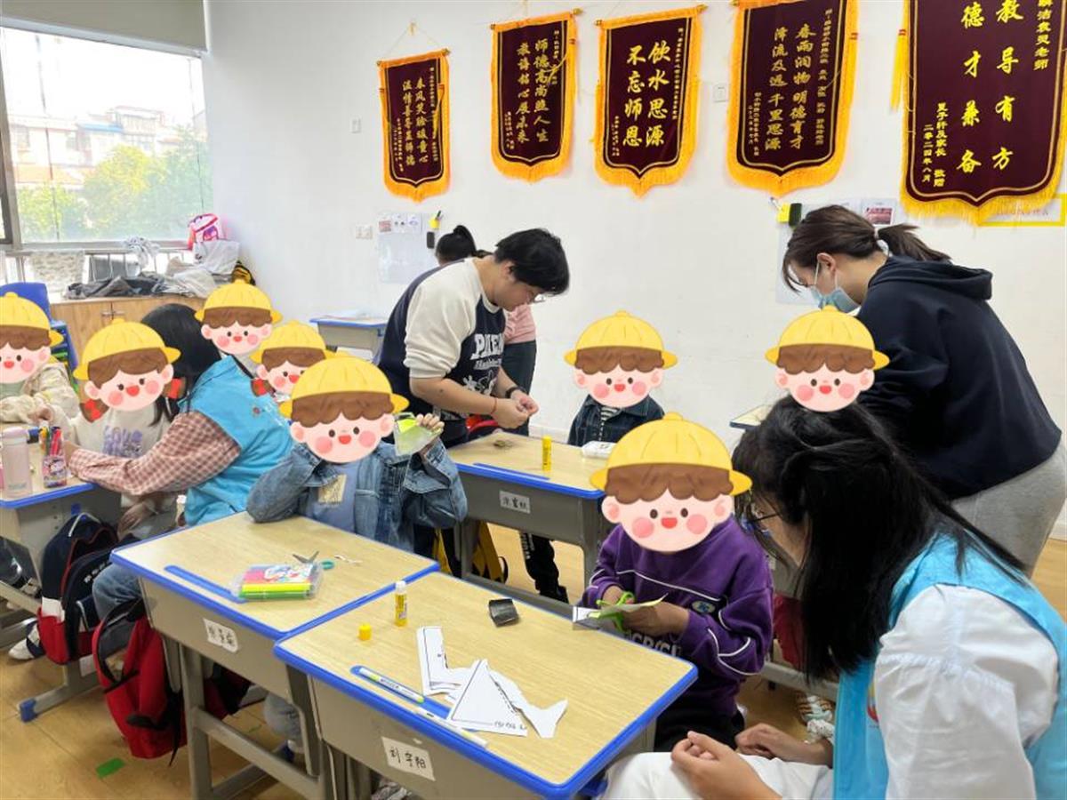 志愿者们与自闭症儿童相伴.jpg