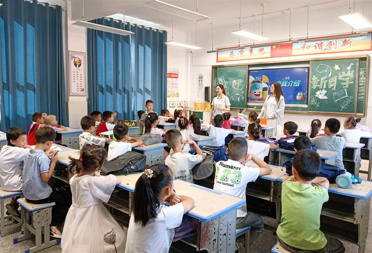 实践队为学生开展迎新活动.jpg