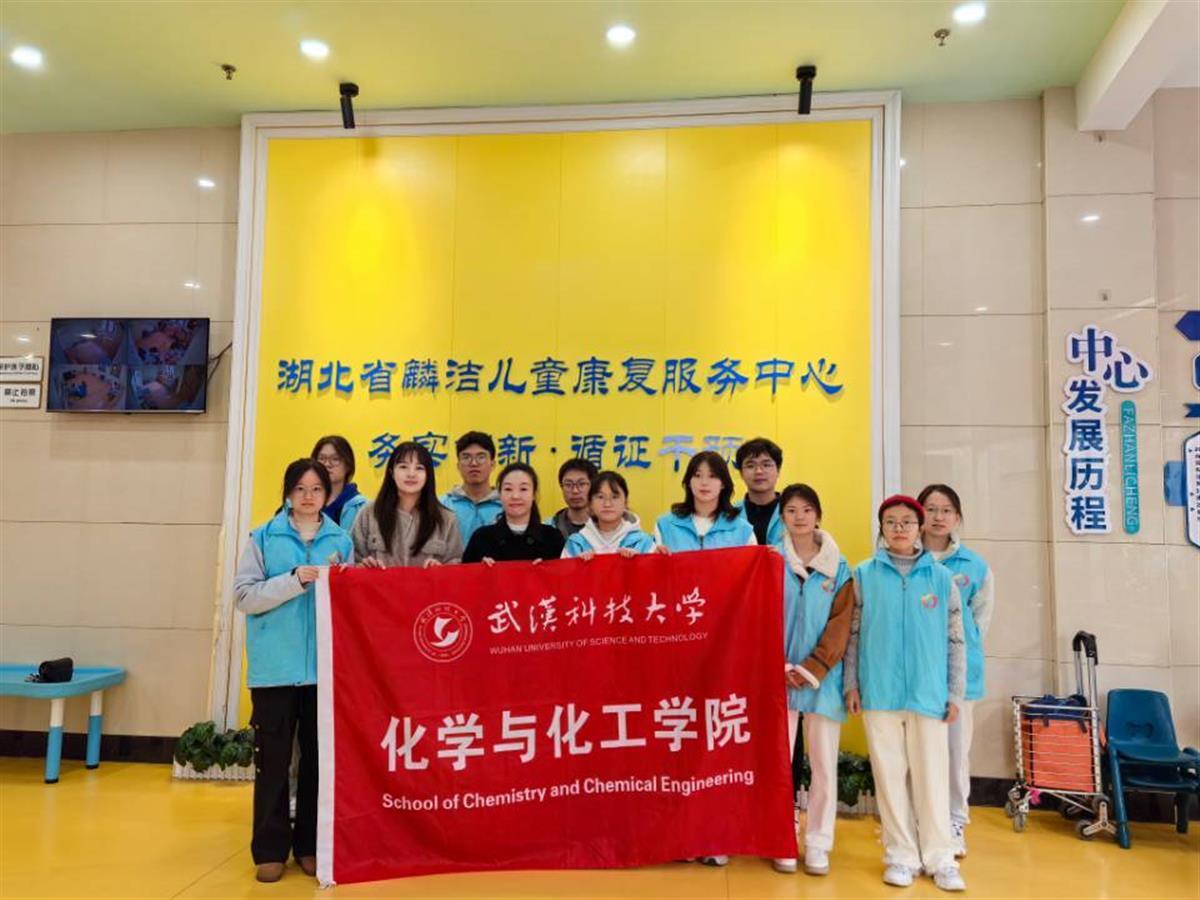 志愿者在康复中心合影.jpg