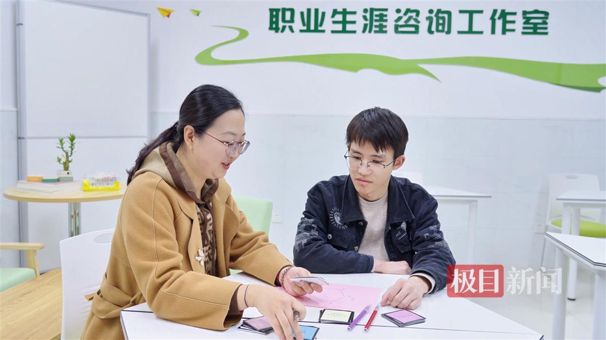 孟佳工作照2.jpg